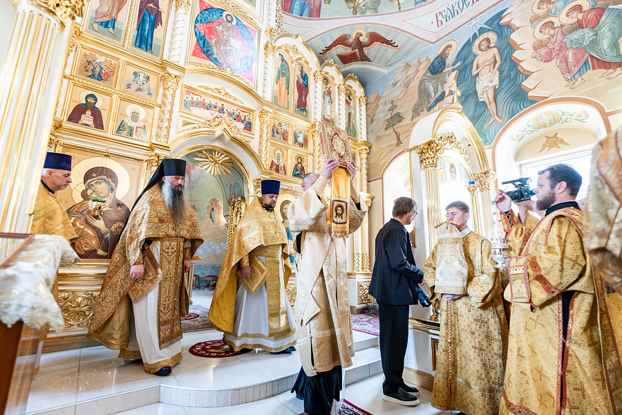 Архиерейское богослужение в Иоанно-Предтеченском храме города Чехова в праздник Рождества Пророка, Предтечи и Крестителя Господня Иоанна